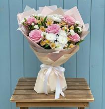 Букет цветов из:  Гвоздики, Орхидеи и Розы в Мещерское