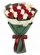 Букет Микс из красных и белых роз в Мещерское