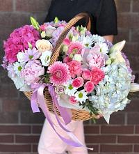 Цветочная композиция из Розы, Хризантемы, Пионы и Лизиантусы в корзине в Мещерское