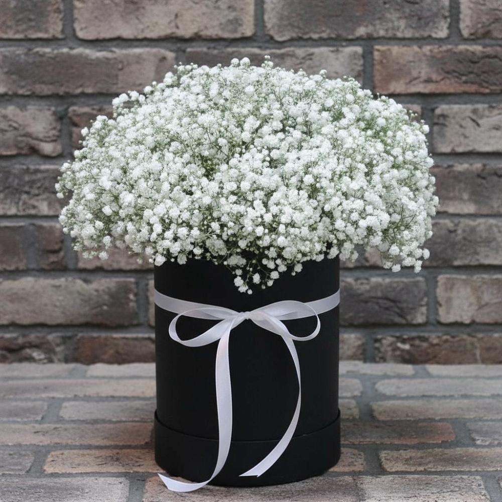 Цветочная композиция из Гипсофила в шляпной коробке в Мещерское