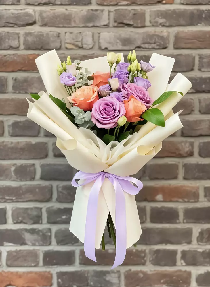 Букет цветов из: Лизиантусы и Розы в Мещерское