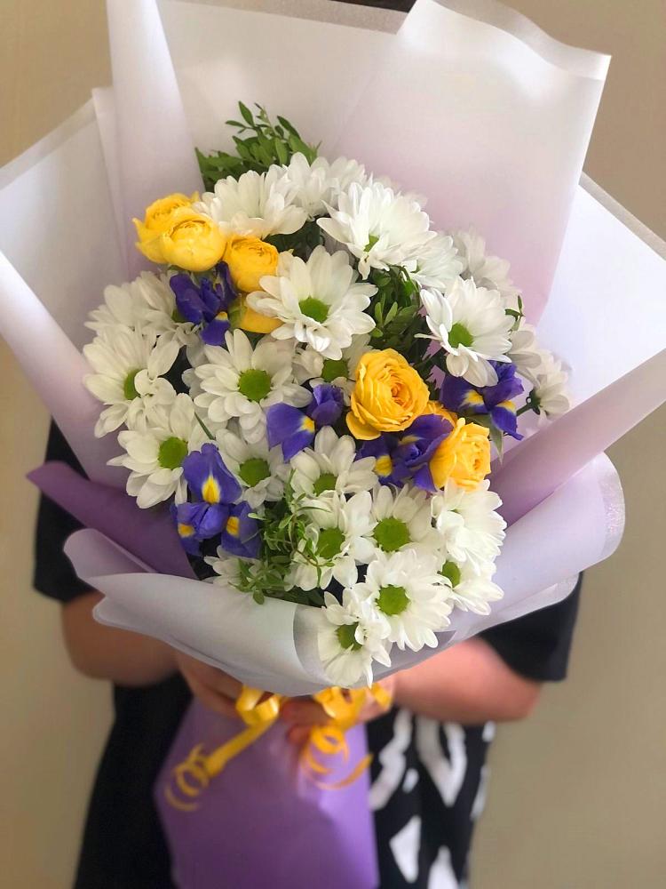 Букет цветов из: Ирисы, Хризантемы и Розы в Мещерское