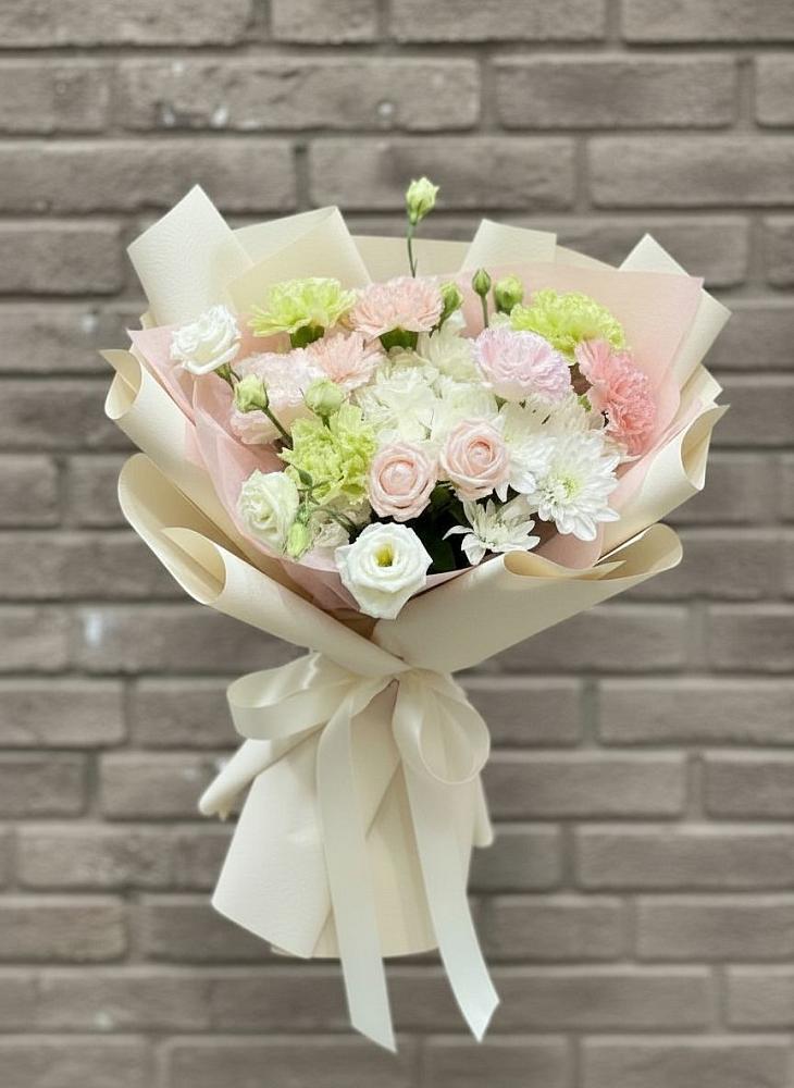 Букет цветов из: Гвоздики, Розы, Лизиантусы и Хризантемы в Мещерское