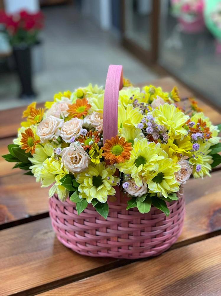 Цветочная композиция из Хризантемы и Розы в корзине в Мещерское