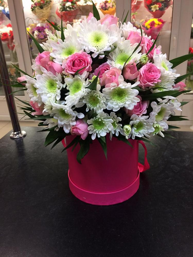 Цветочная композиция из Розы и Хризантемы в шляпной коробке в Мещерское