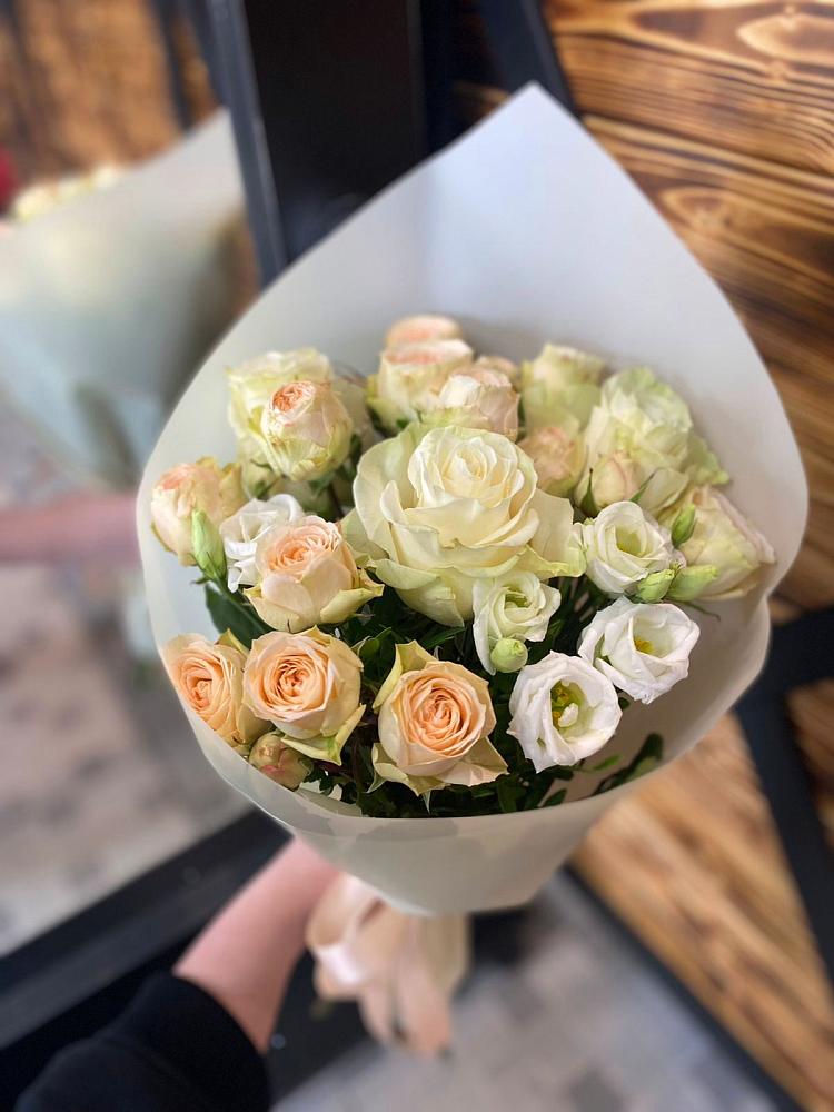 Букет цветов из: Розы и Лизиантусы в Мещерское